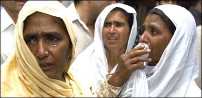   دھماکے میں ہلاک ہونے والے افراد کے لواحقین