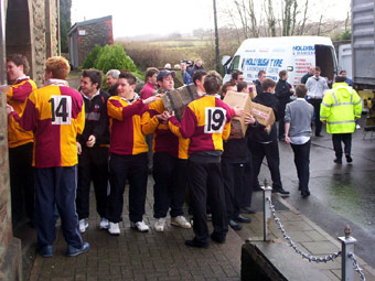 Pawb yn cyd-dynnu i helpu lenwi'r lori