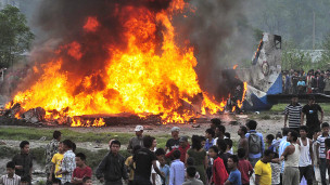 කඩා වැටුන ගුවන් යානය  