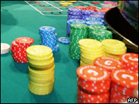 俄罗斯轮盘赌桌上各种颜色的筹码