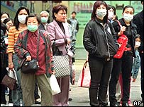 Pessoas usando máscaras cirúrgicas em Hong Kong