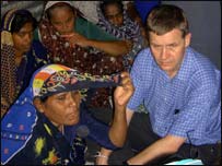 Erik Solheim visiting Muslim refugees in Puttalam (library photo)