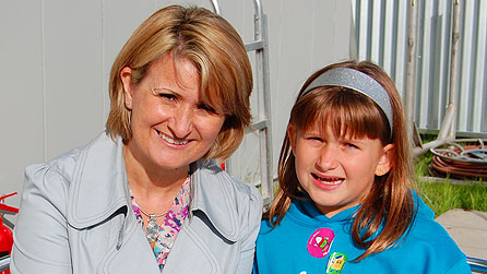 Madlen gyda Bethan ei mam