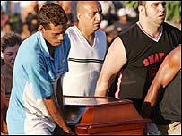 Enterro de uma das vítimas da chacina no Rio de Janeiro