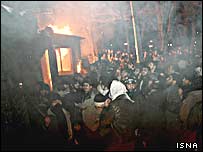 تظاهرکنندگان در برابر سفارت دانمارک