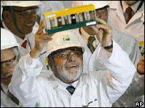 Lula segura amostras de biodiesel em visita à Petrobras