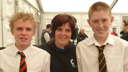 Nia gydag Alexander Morgan a Jac Thomas gefn llwyfan