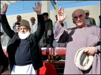 محمود خان اچکزئی اور قاضی حسین احمد (فائل فوٹو)