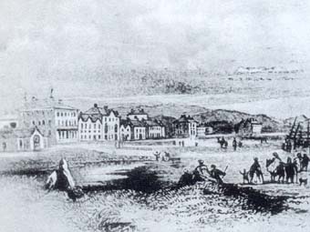 Engrafiad o'r Rhyl tua 1840. Yr adeilad ar y chwith yw'r Baths Hotel, adeiladwyd yn yr 1820au ar gyfer yr ymwelwyr cyntaf i'r dref.