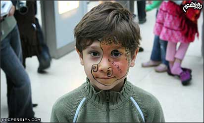 بچه ها با صورت های رنگی در موزه!