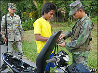 Binh lính Thái kiểm tra người địa phương