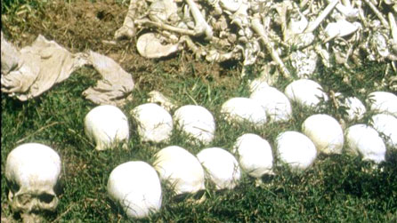 Llun o 1992 o benglogau rhai a laddwyd gan y Khmer Rouge