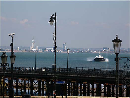 怀特岛与港口城市普茨茅斯(Portsmouth)隔海相望,坐渡轮一会儿就到。