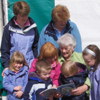 Amser stori - Mari gyda Glenys ac Anne, ei merched,  a phump o'i hwyrion