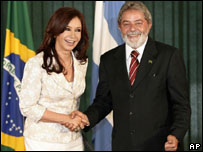 A presidente eleita da Argentina, Cristina Kirchner, e o presidente Luiz Inácio Lula da Silva, em Brasília