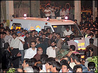 تجمع مردم در محل انفجار در شیراز