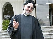 محمد خاتمی با وجود نا اميدی بسياری از همراهان سابقش همچنان به پيشبرد اصلاحات در چارچوب قانون اساسی معتقد است