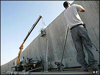 متنازعہ باڑ کی لمبائی کم کرنے کا فیصلہ