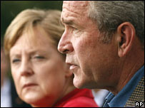 Bush fala em entrevista com Merkel em segundo plano