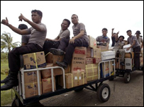 Policiais indonésios com mantimentos para as vítimas do terremoto em Aceh