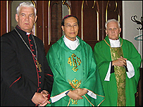 Các Linh Mục dâng lễ: Giám Mục Giáo phận Praha Romaniuk; Tổng Giám Mục Quang Kiệt; LM Antoni Koszorz, giám ðốc NXB Verbinnum; 