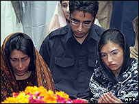 Bilawal Butto annesinin mezarında