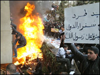 Şam'daki Danimarka Büyükelçiliği önündeki göstericiler