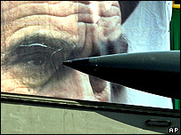 ईरान की एक परेड को देखते हुए आयतुल्ला ख़ुमैनी