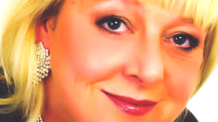 Annette Bryn Parri ar glawr y llyfr