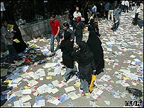 کاغذهای ریخته در خیابان
