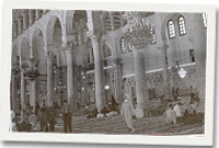 Addolwyr tu mewn i Fosg yr Umayyad