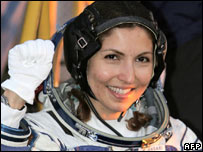 Anousheh Ansari é carregada após ser retirada da cápsula Soyuz
