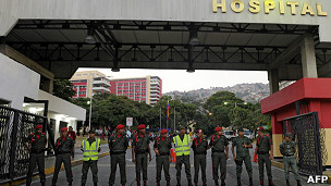 Forças de segurança protegem hospital onde está Chávez (foto: AFP)