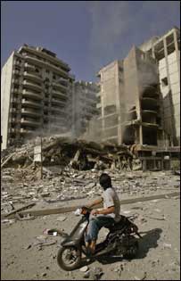 İsrail hava saldırısında vurlan bir bina