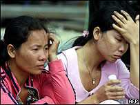 Thân nhân chờ tin