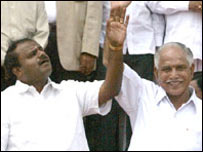 कुमारस्वामी (बाएँ) और येदियुरप्पा