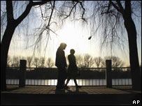 Casal caminha em parque de Pequim