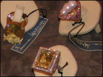 نمائش میں رکھے گئے زیورات