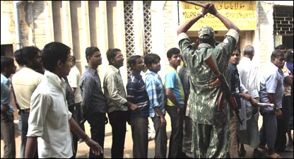 कोलकाता में मतदाताओं की भीड़ को काबू करते पुलिसकर्मी