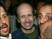 रिहा होने के बाद एलन जॉन्स्टन 