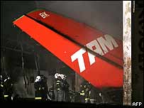 Bombeiros examinam restos de avião da TAM
