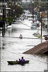 Rua de Nova Orleans, na Louisiana, inundada depois da passagem do Katrina