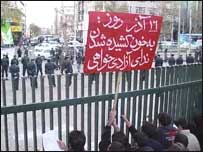 به گفته وکیل دانشجویان بازداشت شده، تاکنون اتهامی علیه این فعالان اعلام نشده است