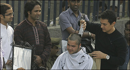 बाल काटते आमिर 