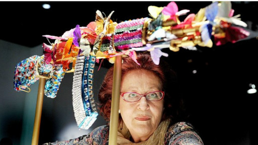 名为《灵魂栖息的地方》（Where Souls Dwell）的展品，在枪支上缀满五彩斑斓、翩翩欲飞的蝴蝶