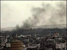 Khói bốc lên từ Dải Gaza sau cuộc không tập được cho là của Israel