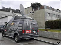 电视直播车在弗里茨尔家后