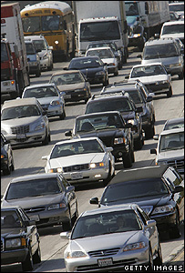 اتومبیل ها در یک اتوبان آمریکا