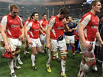 Chwaraewyr Cymru wedi'r gêm