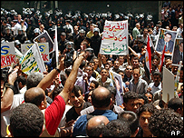 Multidão do lado de fora de posto de votação